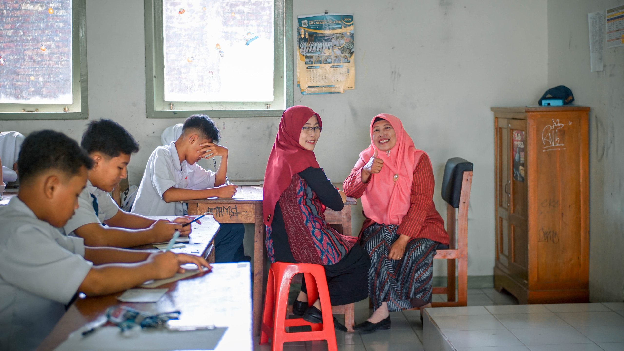Nuansa Adat nan Megah: Guru MTsN 1 Klaten Sulap Ruang Ujian Jadi Panggung Bhinneka Tunggal Ika di Hari Guru Nasional 2025!