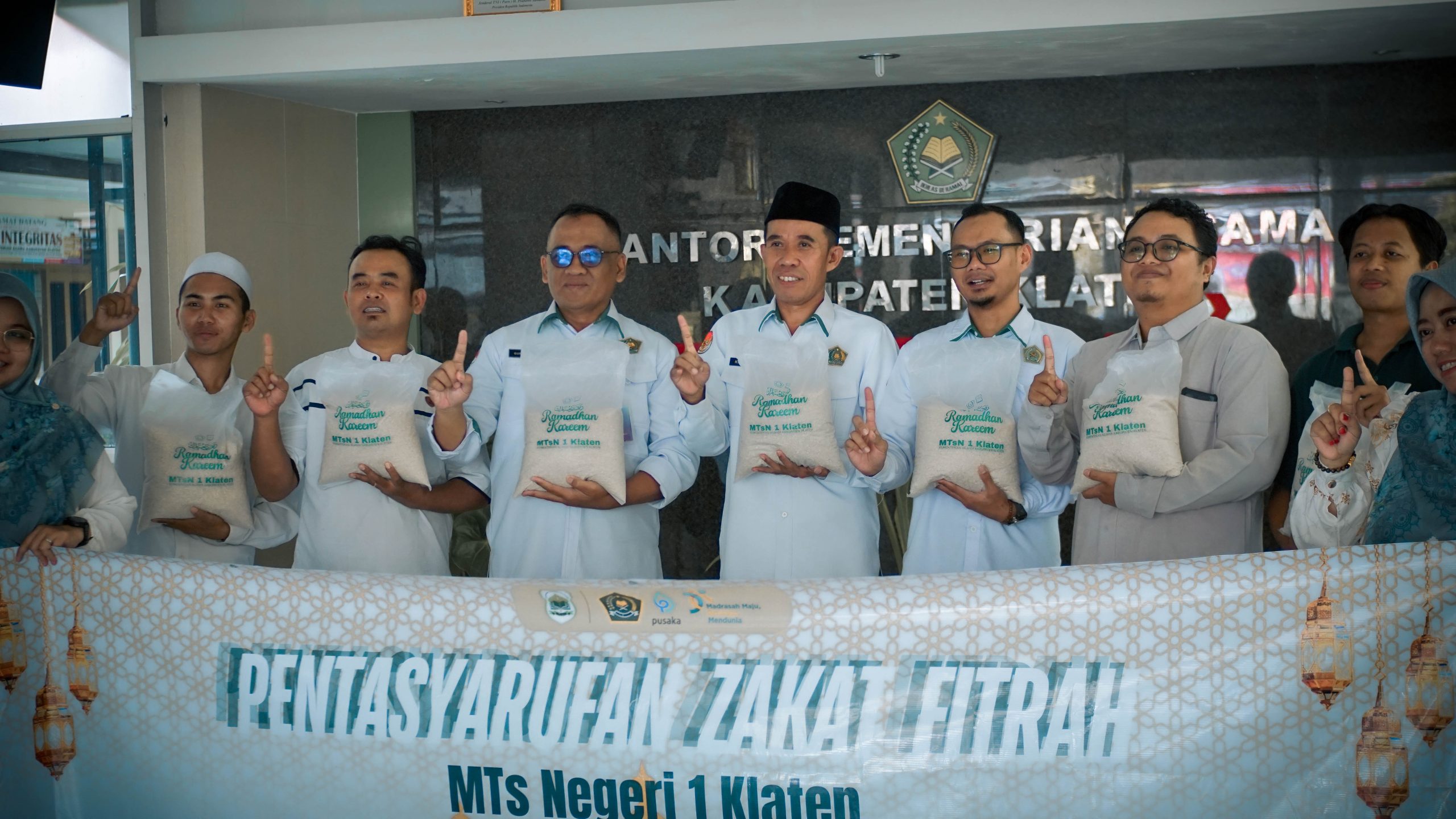 MTs Negeri 1 Klaten Serahkan 600 Kilogram Beras untuk Bakti Sosial Kemenag Klaten